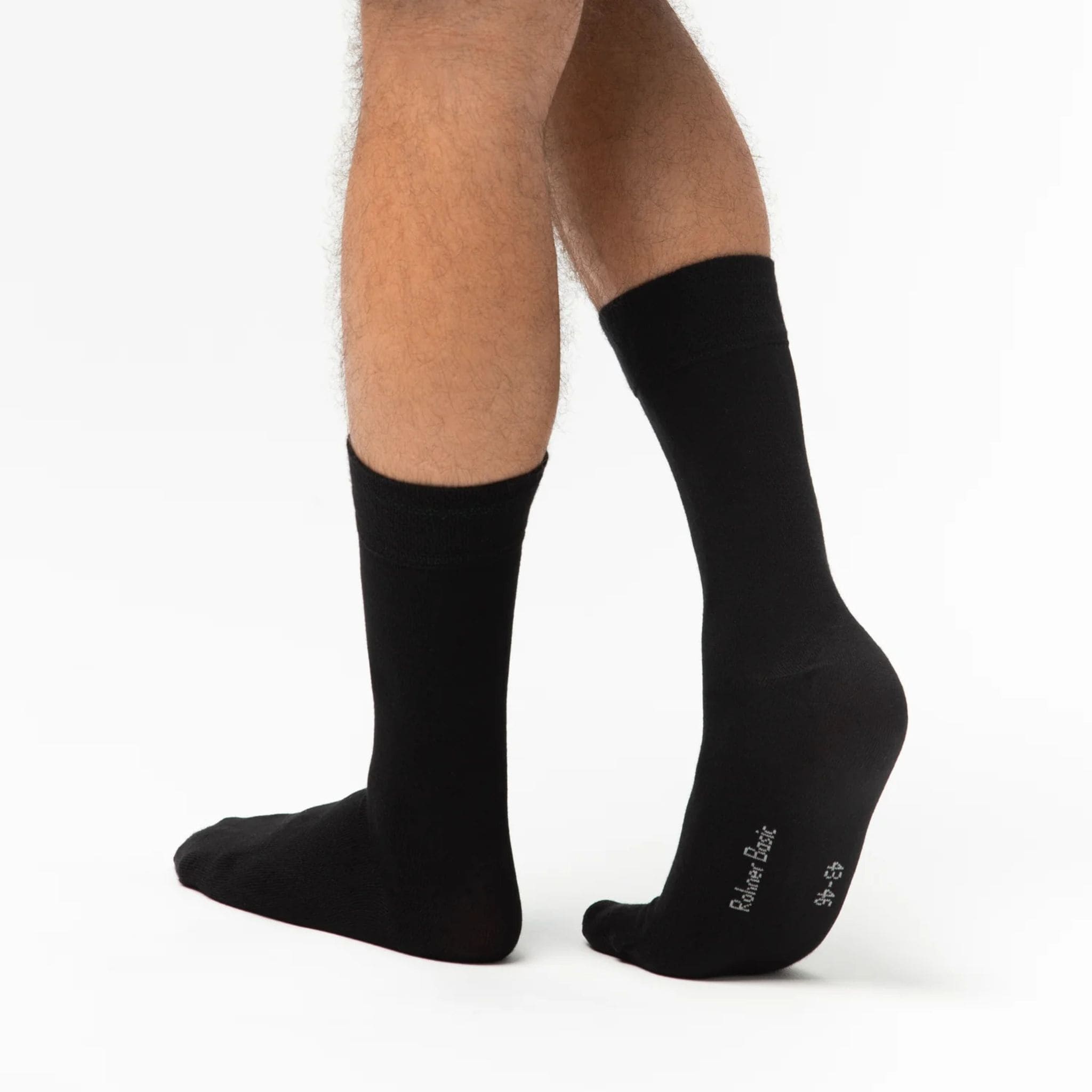Mann mit geruchsneutralisierenden Socken