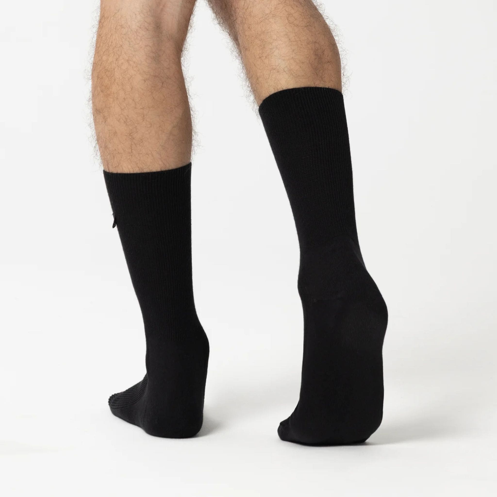 Mann mit weit geschnittenen Diabetikersocken
