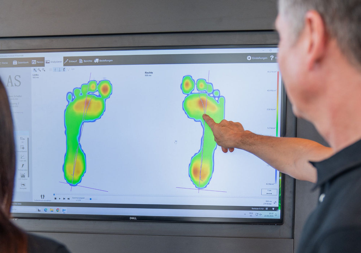 Orthopäde analysiert einen Fussabdruck