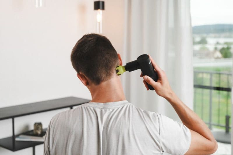 Massagepistole Hals massieren