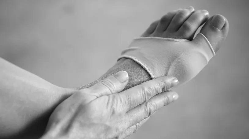 Person welche den Epitact Hallux Valgus Schutz trägt