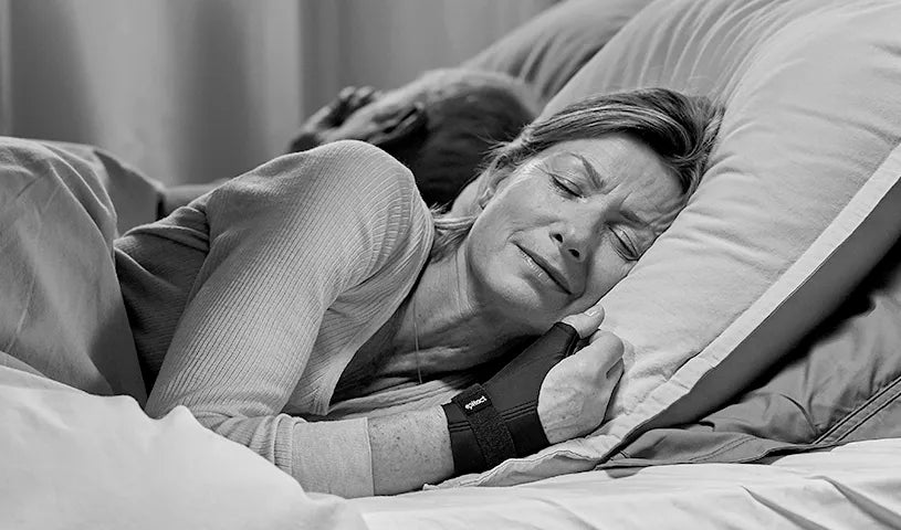 Schlafende Person mit Rhizarthrose-Bandage