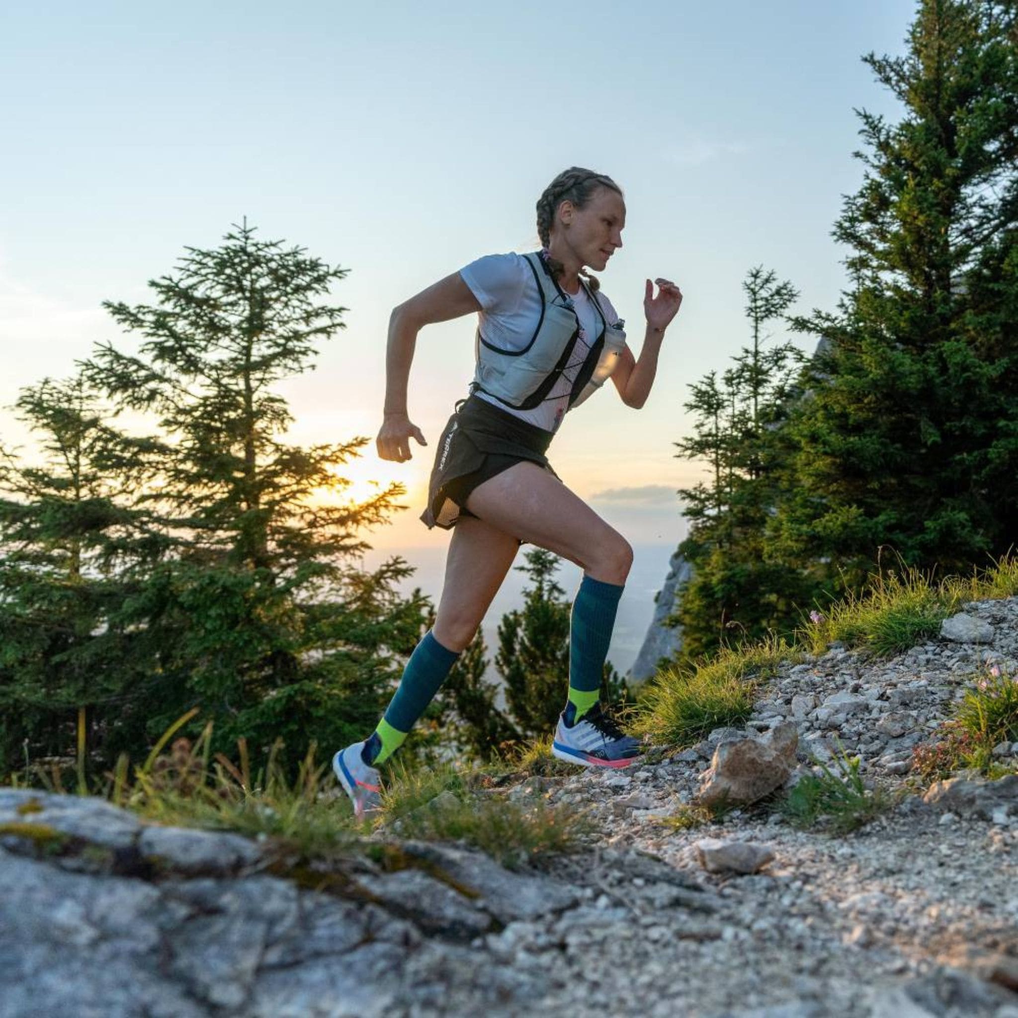 Trailrunner trägt Bauerfeind Trail Run Compression Socks beim Lauf im Gelände