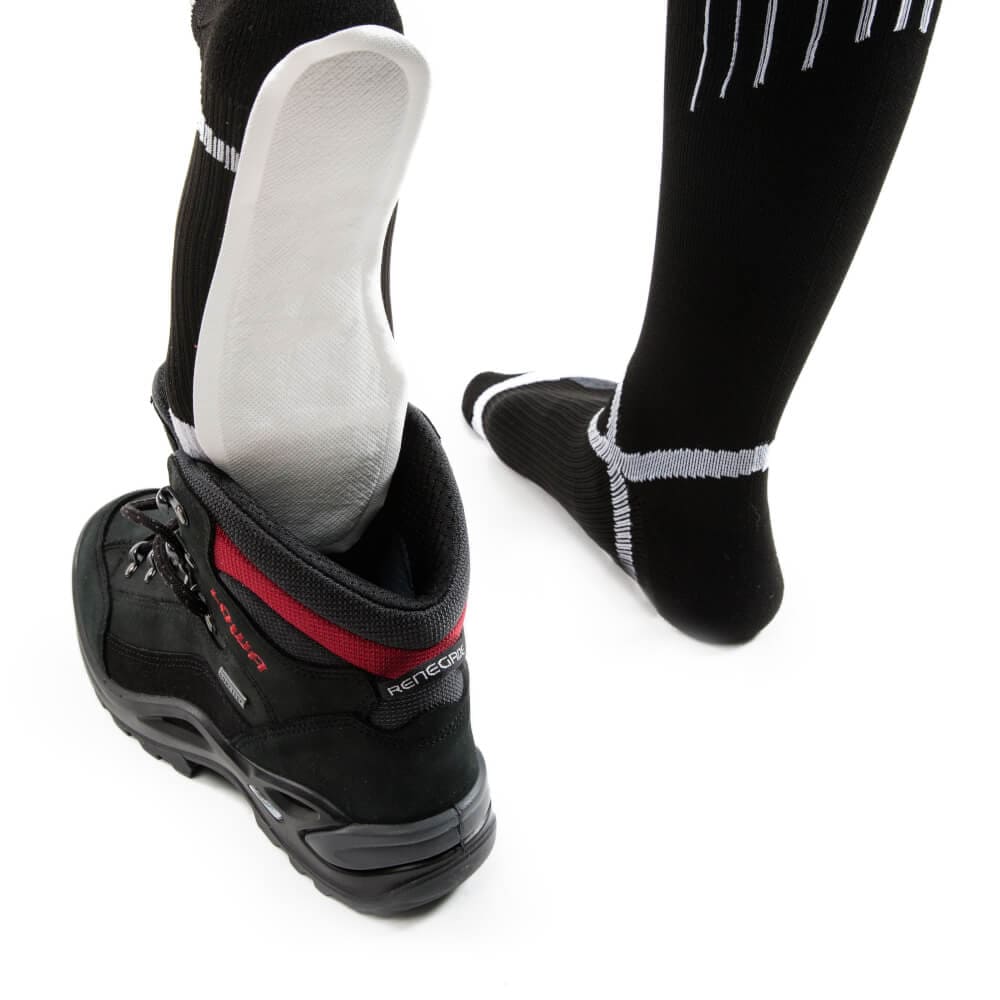 Wärmende Sohlen in Schuh kleben